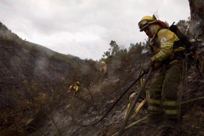 Las condiciones del terreno y los fuertes cambios en la dirección del viento complican el trabajo de los equipos de emergencia en el Casitagua.