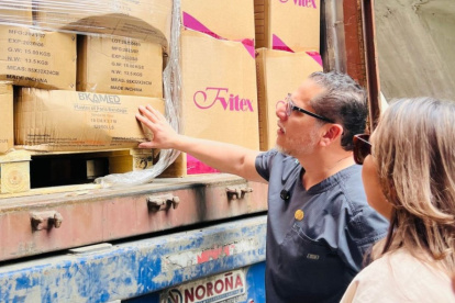 El ministro Juan Carlos Aaveiga y la secretaria Carolina Lozano acompañaron la entrega de medicinas a la bodega central del Ministerio de Salud en Guayas.