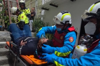 El trabajador fue rescatado por personal del Cuerpo de Bomberos de Guayaquil tras recibir una descarga eléctrica mientras realizaba labores de mantenimiento en Sauces 9.