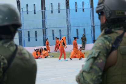 Militares mantienen presencia en las cárceles de Ecuador desde enero de 2024 para apoyar el control de los centros penitenciarios.