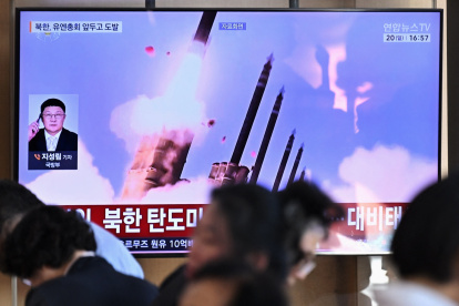 En Seúl, personas se sientan cerca de una pantalla de televisión que emite un noticiero con imágenes de archivo de una prueba de misiles de Corea del Norte, este domingo 20 de septiembre.