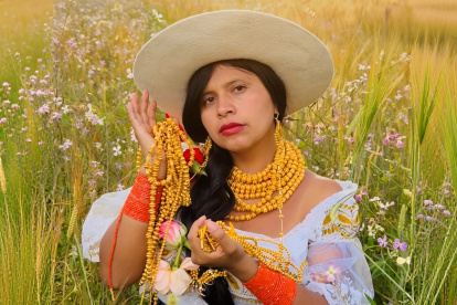 Las hualcas que diseña han llamado la atención por su elaboración y carga cultural.