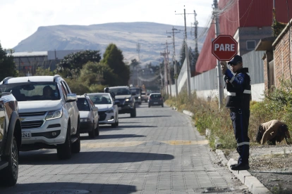 En la av. Velasco Ibarra, donde hay dos unidades educativas, guardias organizan el tránsito. También están en la av. De Los Conquistadores.