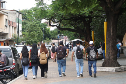 Estudiantes universitarios enfrentan el reto de fortalecer competencias que debieron consolidarse durante el bachillerato.