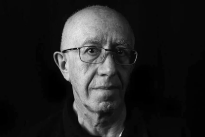 Iván Carvajal, poeta y pensador ecuatoriano, desarrolló una obra marcada por la reflexión sobre la existencia, el tiempo, la muerte y la condición humana.
