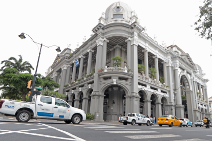 La propuesta plantea descentralizar la gestión municipal de Guayaquil mediante minialcaldías vinculadas a los concejales de cada distrito.