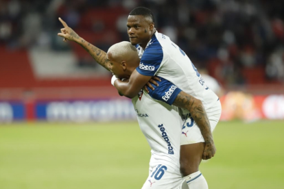 Deyverson (i.) celebra su gol con Liga de Quito ante Universidad Católica.