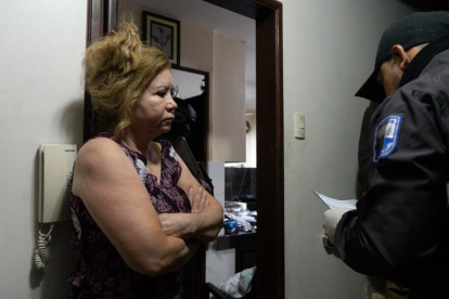Investigación de 8 meses reveló uso de certificados médicos y huellas falsas en Ecuador.