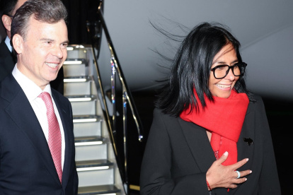 La presidenta encargada de Venezuela, Delcy Rodríguez (d) a su llegada este lunes a Nueva York, Estados Unidos.