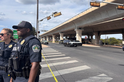 Integrantes de la Policía de Austin custodian la zona donde un migrante venezolano de 28 años resultó gravemente herido.