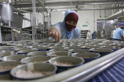 La industria del atún está afectada por la escasez del pescado, por el calentamiento del mar.
