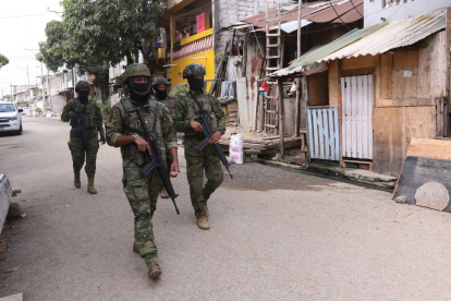 Investigan red de sicariato de Los Lobos en el norte de Guayaquil tras recientes capturas.