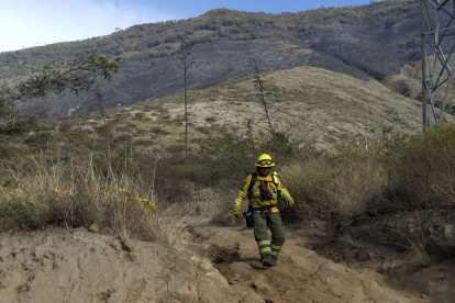 El cerro Casitagua permanece afectado por un incendio forestal que ha consumido cerca de 300 hectáreas de vegetación en Quito.