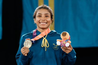 Lucía Yépez celebra en lo más alto del podio tras conquistar la medalla de oro en los 53 kg de lucha libre en los Juegos Sudamericanos Santa Fe 2026.