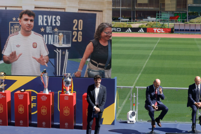 El presidente de la Real Federación Española de Fútbol (RFEF), Rafael Louzán (2d) durante el acto de renovación del seleccionador absoluto, Luis de la Fuente (d).