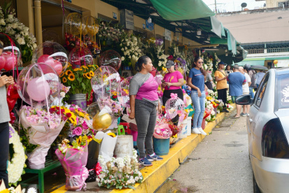 Los girasoles y las rosas amarillas son algunas de las flores más solicitadas durante esta fecha en Guayaquil.