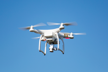 Un dron en vuelo, tecnología que deberá registrarse bajo la Ley de Aviación Civil en Ecuador.