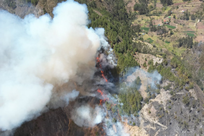 Las altas temperaturas registradas en Cuenca complican el control de los incendios forestales y se lo ha tomado como una acción para combatir el fenómeno de El Niño.