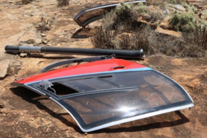 Una de las puertas del helicóptero accidentado en el monte Ololokwe con siete tripulantes.
