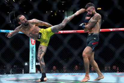 Marlon Chito Vera (i) venció a Chales Jourdain en UFC.