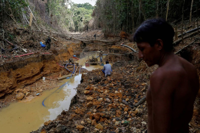 No solo es la explotación ilegal de oro en minas y ríos, sino su procesamiento, comercialización, impacto ambiental, financiamiento de actividades criminales conexas, financiamiento político, lavado de activos...