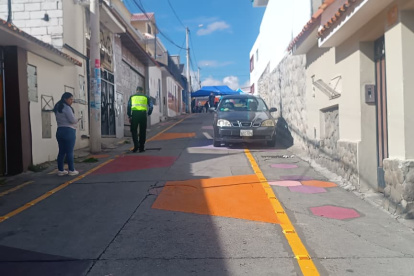 En la Unidad Educativa Eugenio Espejo uno de los problemas que fue solventado con el programa fue la falta de vereda en la zona de ingreso y salida de los alumnos.