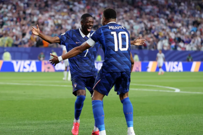 Kylian Mbappé y Ousmane Dembélé celebrando un gol en la selección de Francia.