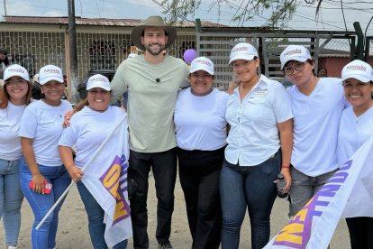 Imagen del candidato Niels Olsen, en una actividad proselitista de la candidata Ninoska Calderón.