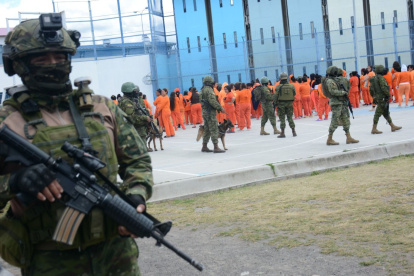 Militares custodian los centros penitenciarios de Ecuador como parte de las operaciones de seguridad y control de las cárceles.