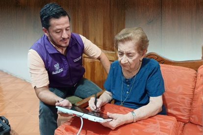 Las brigadas del Registro Civil acercan la cedulación a comunidades y domicilios de personas que tienen dificultades para movilizarse.