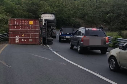Un cabezal que transportaba un contenedor se volcó en la conexión entre la Vía Perimetral y la avenida Francisco de Orellana, en sentido norte.
