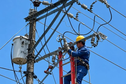 Las industrias AV1 comenzarán a desconectarse de la red eléctrica un día a la semana desde este 22 de septiembre, según el Gobierno (foto referencial).