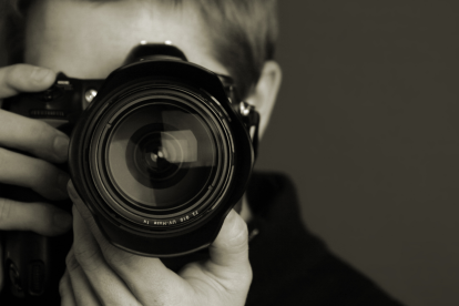 Los álbumes familiares y las fotografías impresas fueron durante décadas una forma de conservar recuerdos que hoy permanecen principalmente en dispositivos y redes sociales.