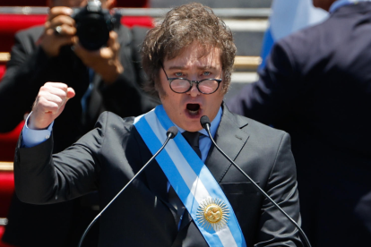 La economía argentina enfrenta un escenario de cierre de empresas y pérdida de empleos, mientras organismos internacionales mantienen proyecciones de crecimiento para el país.