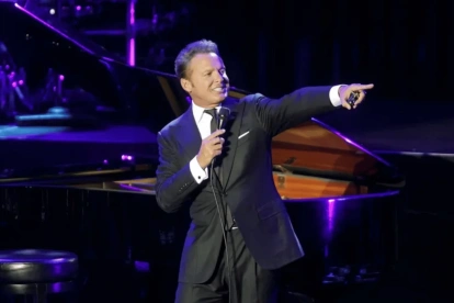 Luis Miguel confirmó que regresará a los escenarios con una nueva gira en 2027, una noticia que rápidamente generó expectativa entre sus seguidores.