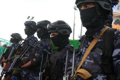 Combatientes hutíes montan guardia durante una protesta contra Arabia Saudita en Saná, Yemen, el 18 de septiembre de 2026.