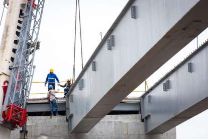 Las vigas metálicas de 50 metros fueron izadas para completar el primer cuerpo elevado de la solución vial de la avenida Juan Tanca Marengo.