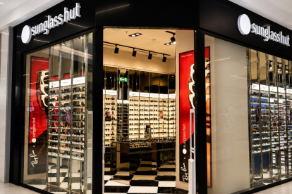 Al momento, Sunglass Hut cuenta con tres tiendas en Guayaquil, ubicadas en Mall del Sol, Riocentro El Dorado y la recientemente inaugurada en Riocentro Ceibos.