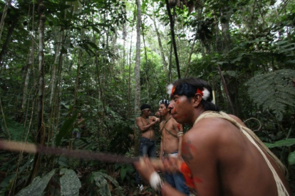 Las comunidades indígenas preservan bosques hace décadas sin mercados de carbono. ¿Qué tal si estos mercados se convierten en herramienta para financiar esas iniciativas comunitarias, en lugar de reemplazarlas?