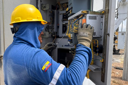 Técnicos trabajan en el restablecimiento de la energía.