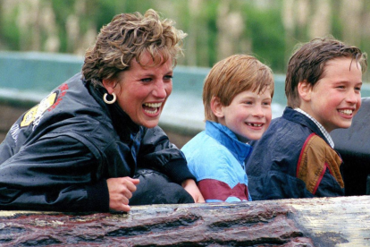 Diana de Gales junto a sus hijos Harry y Guillermo.