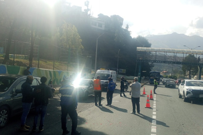Un siniestro de tránsito involucró a tres vehículos en la autopista General Rumiñahui, sector Monjas. La circulación permanece habilitada tras el choque.