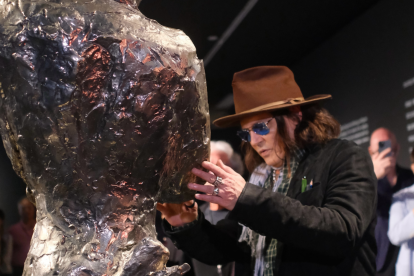 Johnny Depp en Estambul, junto a su escultura ‘The Bunnyman’, inspirada en un dibujo de su hijo Jack.