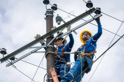 El Gobierno dispuso que 185 empresas AV1 y AV2 reduzcan su consumo de energía de la red eléctrica durante una jornada a la semana.