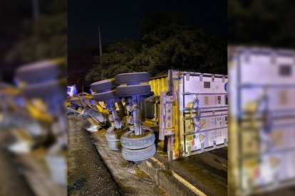 El contenedor cayó en el kilómetro 20 de la vía a la costa, en el oeste de Guayaquil.