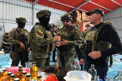 Botellas llenas y vacías de licor fueron encontradas durante el operativo que permitió localizar una fábrica clandestina en Llano Grande, norte de Quito.