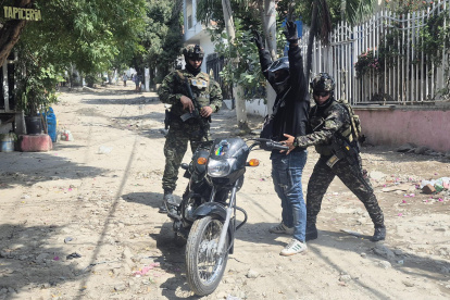 Soldados requisando a una persona este martes, como parte de las medidas de seguridad implementadas por el Gobierno, en Santa Marta (Colombia).