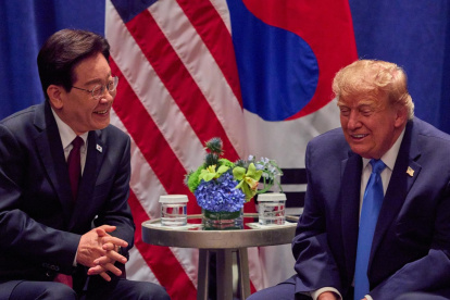 El presidente surcoreano Lee Jae Myung (i) conversa con el presidente de EE.UU. Donald Trump durante una reunión en Nueva York, el 22 de septiembre de 2026.