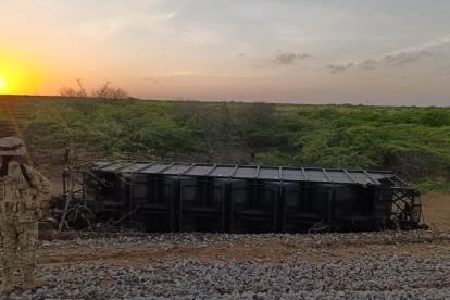 Un vagón descarrilado tras el atentado contra el tren de Cerrejón en La Guajira.