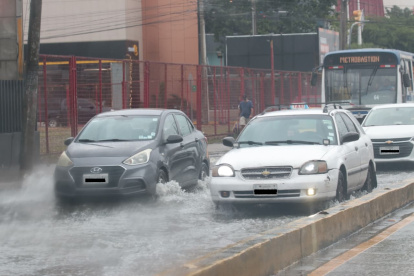 En la avenida Benjamín Carrión, en el norte de Guayaquil, se registró acumulación de agua tras la intensa lluvia la mañana de este miércoles 23 de septiembre.